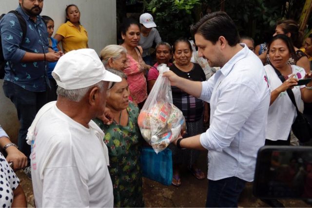 Entrega Fernando Castellanos más paquetes alimentarios a damnificados