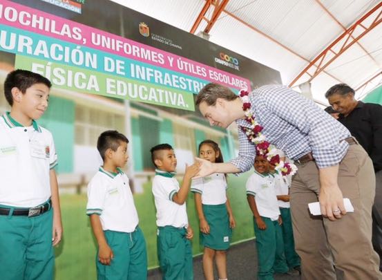 Manuel Velasco constata regreso a clases seguro y ordenado