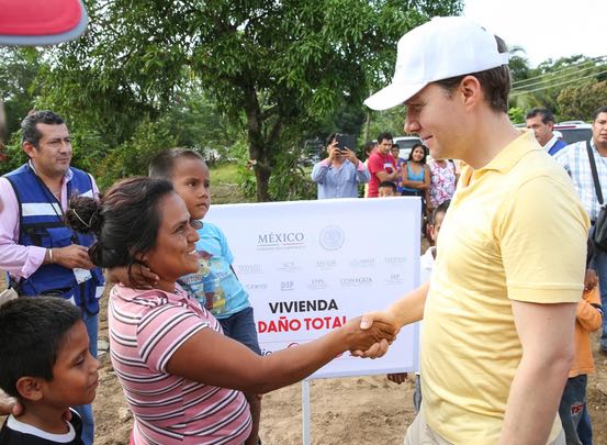 Velasco entrega recursos para que más familias tengan un hogar seguro