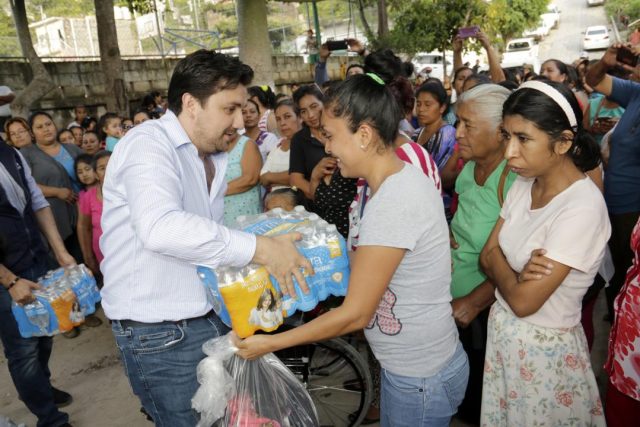 Entrega Fernando Castellanos ayuda humanitaria para enfrentar la temporada invernal