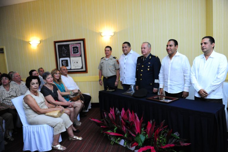 Entrega Eduardo Ramírez “El Huacal Tapachulteco” al general Rigoberto Castillejos