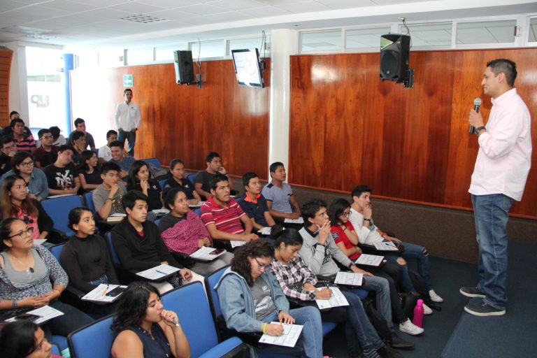 Capacitan a jóvenes de la Politécnica de Chiapas para facilitar su incursión al mercado laboral