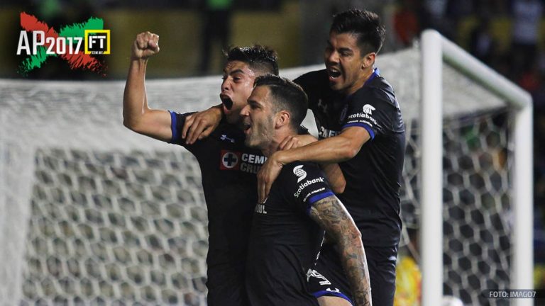 Cruz Azul logra victoria de oro en Morelia y elimina a las Chivas