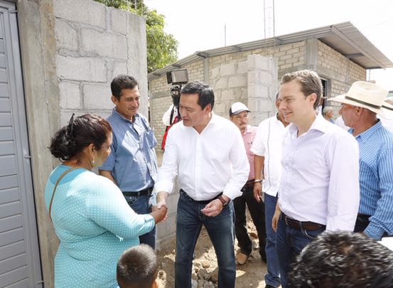 Velasco y Osorio constatan avance de reconstrucción en Chiapas