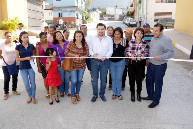 Inaugura Fernando Castellanos nuevas calles de concreto hidráulico en Tuxtla