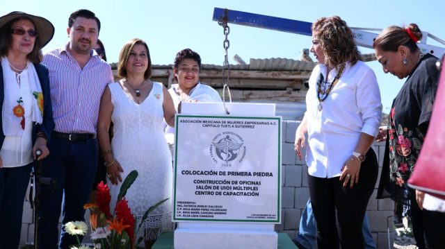 Coloca Fernando Castellanos primera piedra del Centro de Capacitación para Mujeres