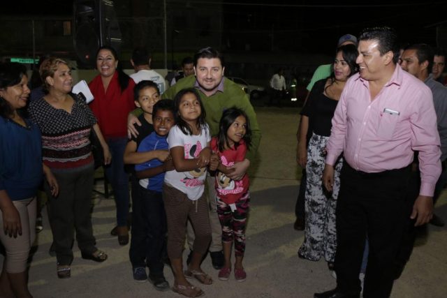 Celebra Fernando Castellanos la Nochebuena con cientos de tuxtlecos en la Shanká