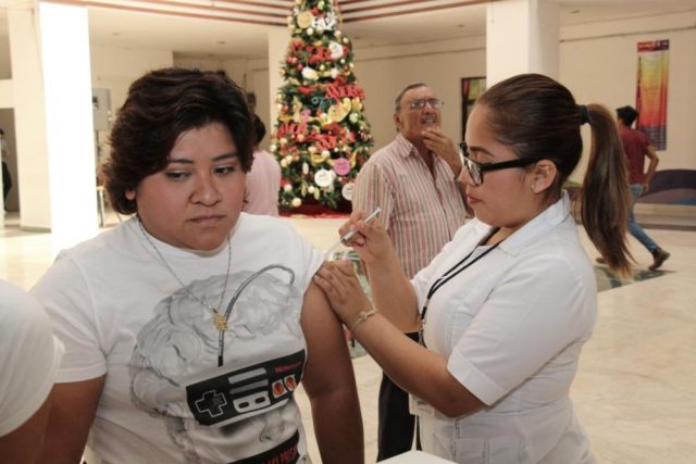 Invita Fernando Castellanos a campaña de vacunación en el Palacio Municipal en Tuxtla