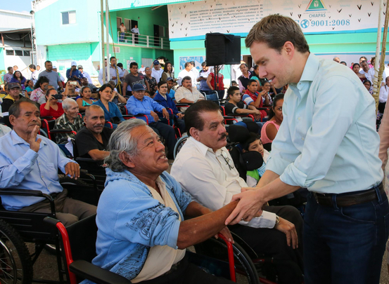 Beneficia MVC a personas con discapacidad con sillas de ruedas y andaderas