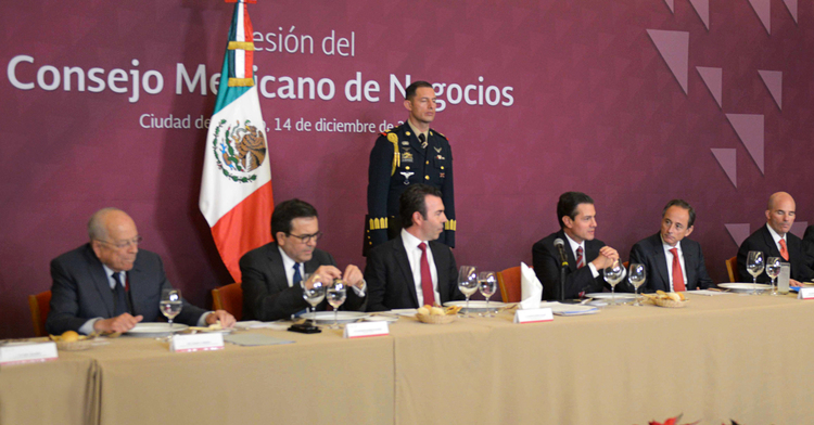 El secretario de Hacienda, José Antonio González Anaya, acompañó al presidente Peña Nieto a la sesión de trabajo con integrantes del CMN