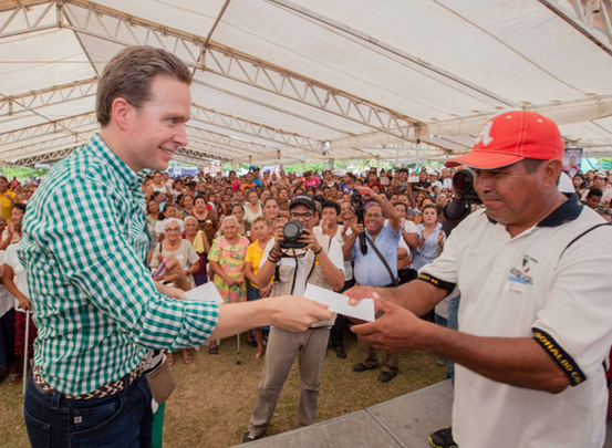 Velasco beneficia a pescadores afectados por sismo