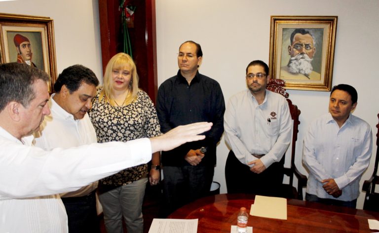 Juan Óscar Trinidad Palacios toma protesta a magistrado del Tribunal Burocrático