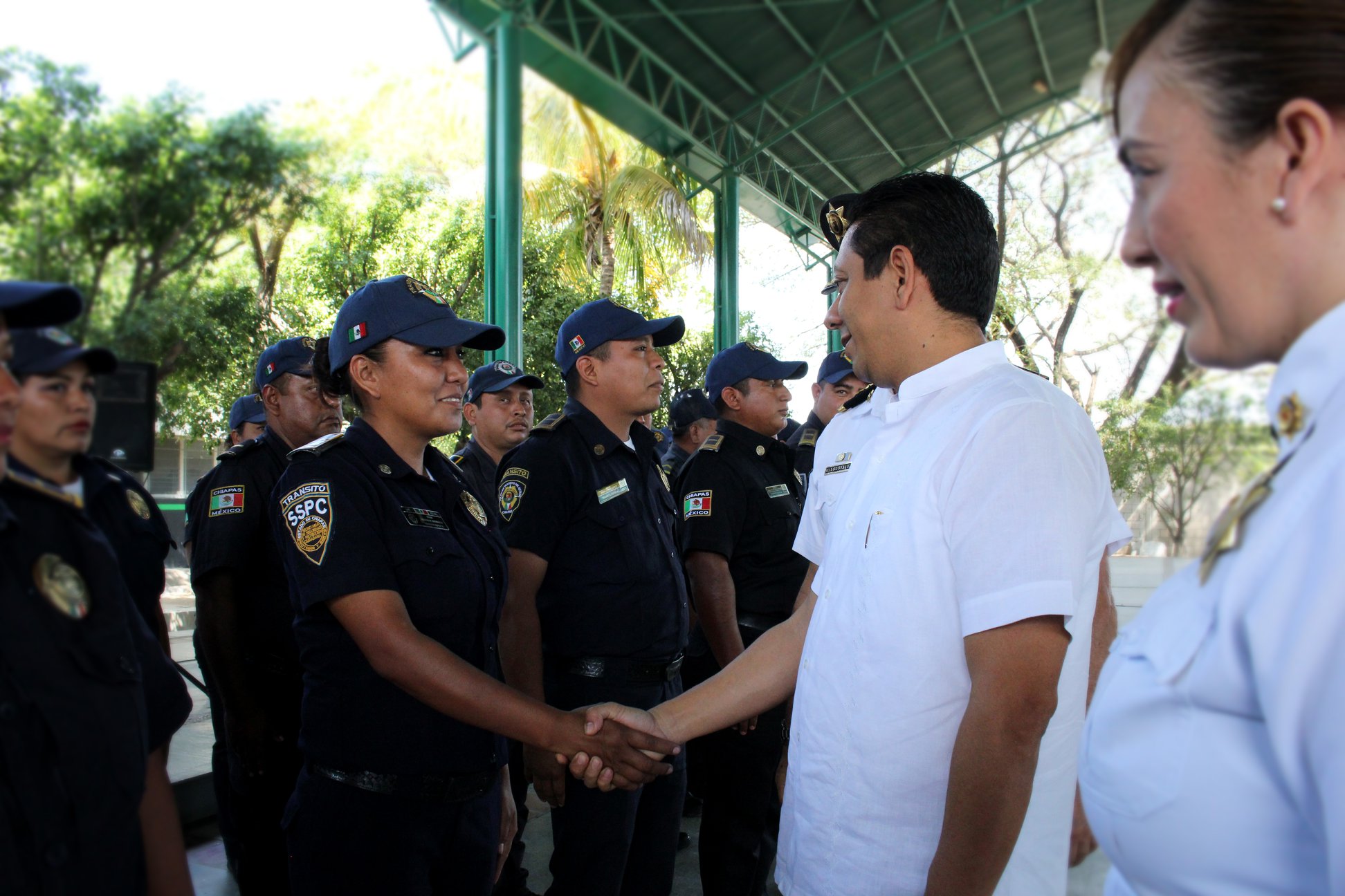 Llaven Abarca reconoce a mujeres policías