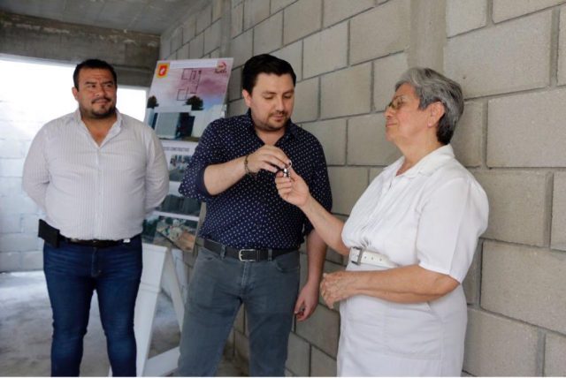 Entrega Fernando Castellanos viviendas nuevas en Tuxtla