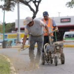 Continúan trabajos de pinta de banquetas y guarniciones para indicar restricciones de estacionamiento