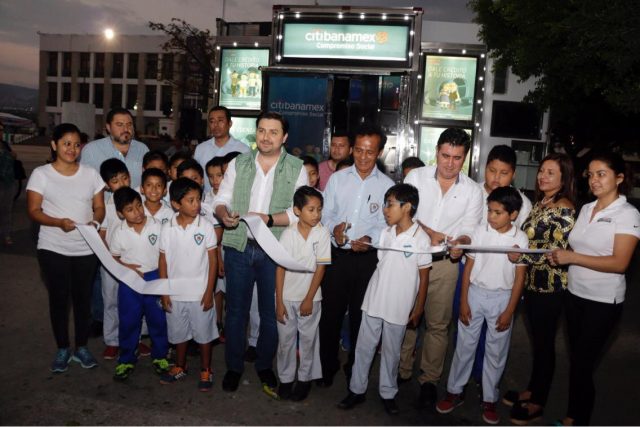 Niñas y niños de Tuxtla disfrutaron de cine móvil de Citibanamex