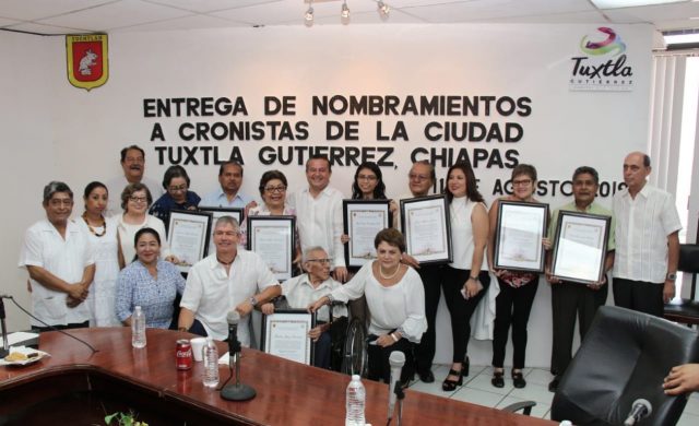 Reconoce Carlos Molano la labor de los cronistas para mantener viva la historia de Tuxtla