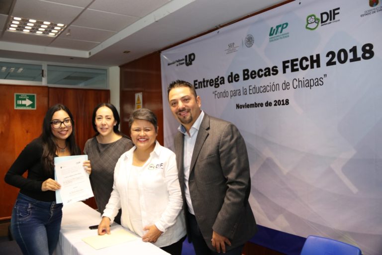 DIF entregó becas a estudiantes de la Politécnica de Chiapas para que concluyan sus estudios