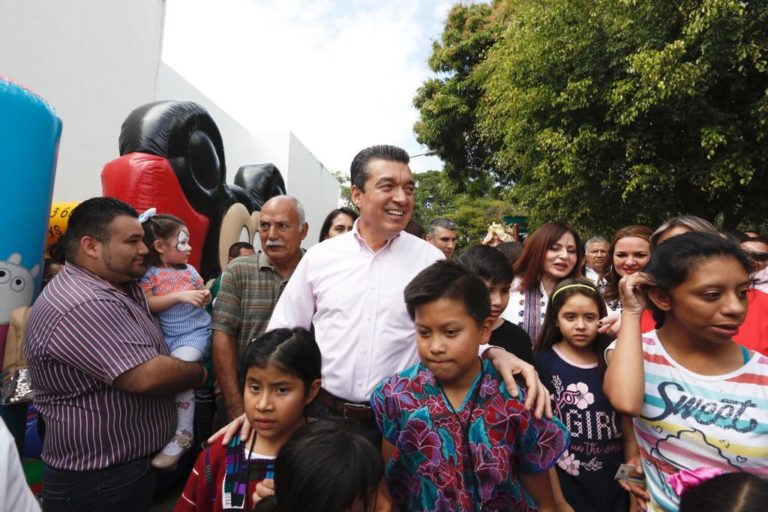 Junto a cientos de familias, festeja Rutilio Escandón el Día de Reyes