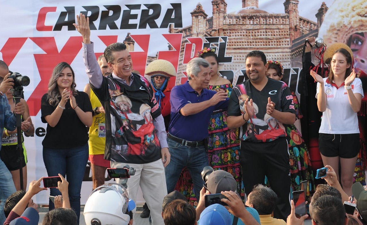 Rutilio Escandón da el banderazo de salida a la XXIII Carrera Internacional del Parachico