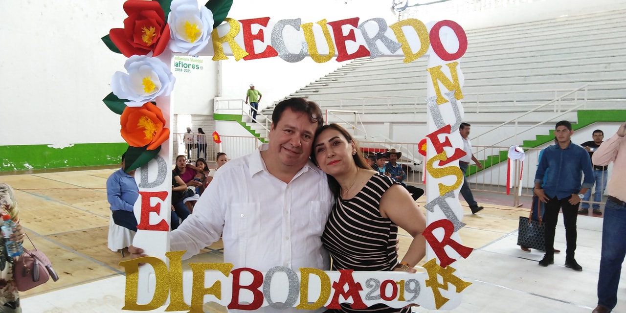 Mariano Rosales y su esposa Margarita Sarmiento Tovilla apadrinan boda colectiva en Villaflores
