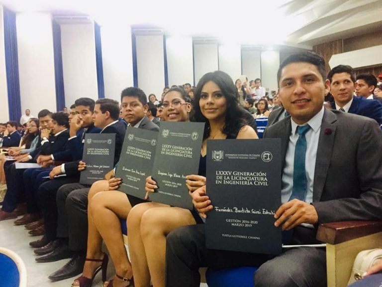 Egresan más de 100 jóvenes  de licenciatura y posgrado de la Facultad de Ingeniería de la UNACH