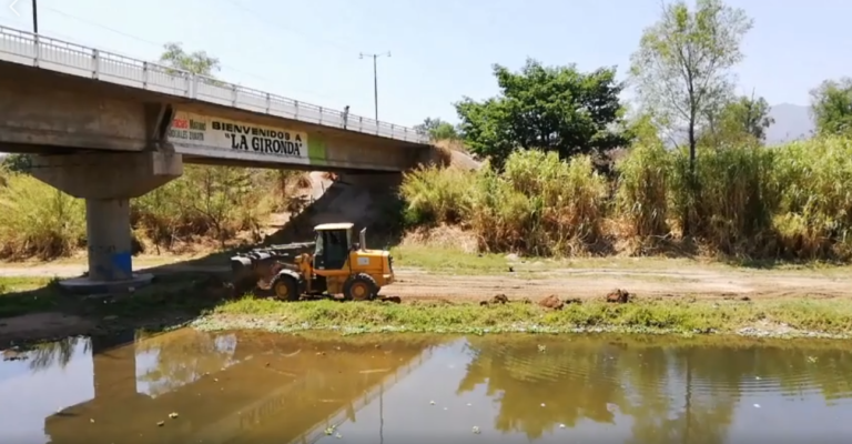 Preparativos para la festividad de Semana Santa en el barrio La Gironda