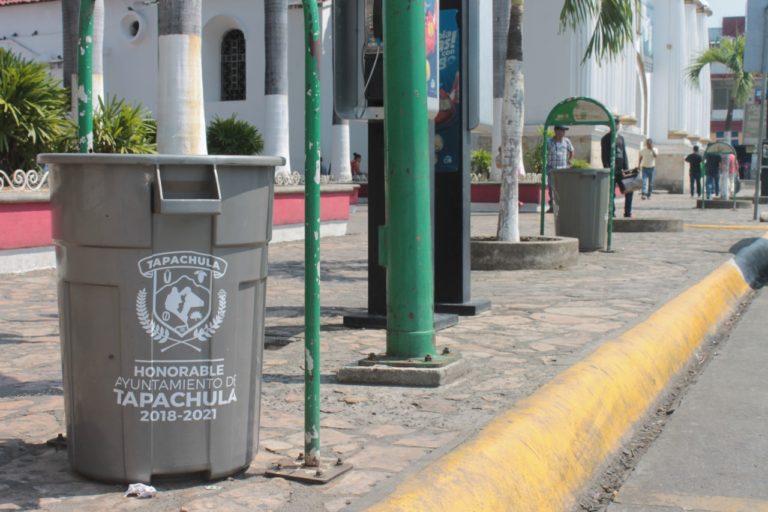 PARA MANTENER A TAPACHULA LIMPIA, EL GOBIERNO MUNICIPAL INSTALÓ CONTENEDORES DE BASURA EN ESPACIOS PÚBLICOS.