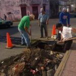 Cuadrillas de la Secretaría de Infraestructura… REHABILITAN REJILLAS PLUVIALES PARA PREVENIR ACCIDENTES