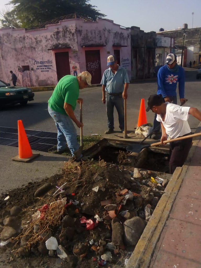 Cuadrillas de la Secretaría de Infraestructura… REHABILITAN REJILLAS PLUVIALES PARA PREVENIR ACCIDENTES