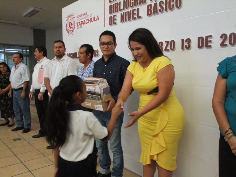 A través de la Secretaría de Educación Municipal… Entrega ayuntamiento acervo bibliográfico a escuelas del nivel básico