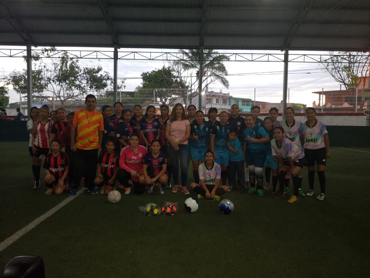 En el Día Internacional de la Mujer… Óscar Gurría organiza torneo de fútbol rápido en INDECO Cebadilla