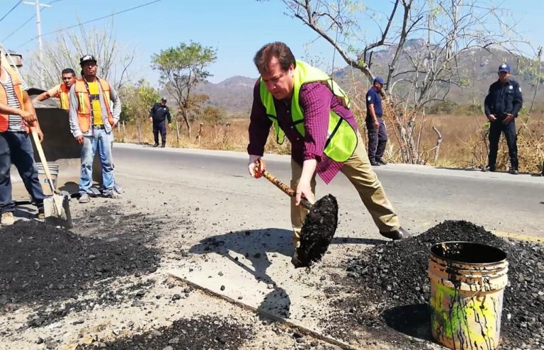 Inicia gobierno de Villaflores programa de bacheo en carretera a Tuxtla