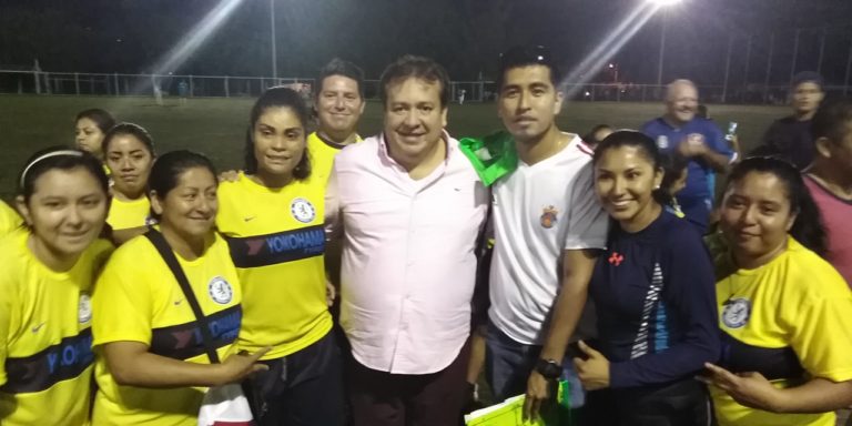 El presidente municipal de Villaflores inaugura torneo femenil de fútbol