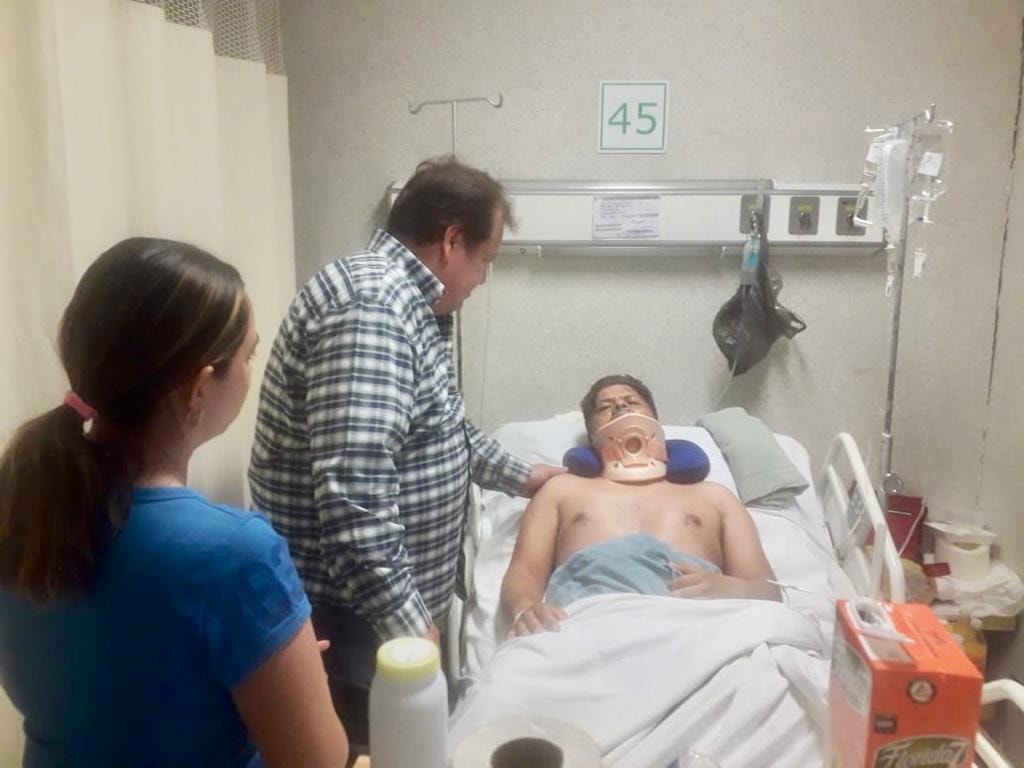 Mariano Rosales visita a en hospital a brigadista accidentado la semana pasada
