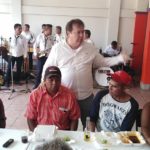 Mariano Rosales Zuarth se reúne con los aseadores de calzado de Villaflores