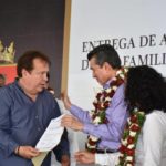 Rutilio Escandón Cadenas entregó cheques del Seguro Agrícola Catastrófico a campesinas y campesinos de Villaflores