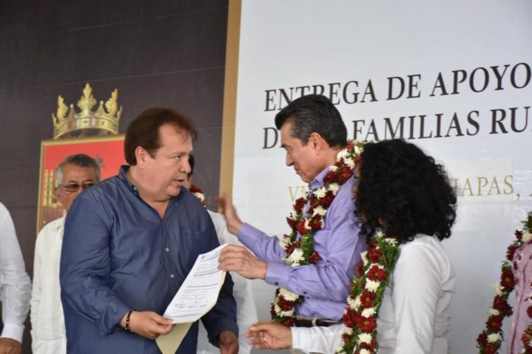 Rutilio Escandón Cadenas entregó cheques del Seguro Agrícola Catastrófico a campesinas y campesinos de Villaflores