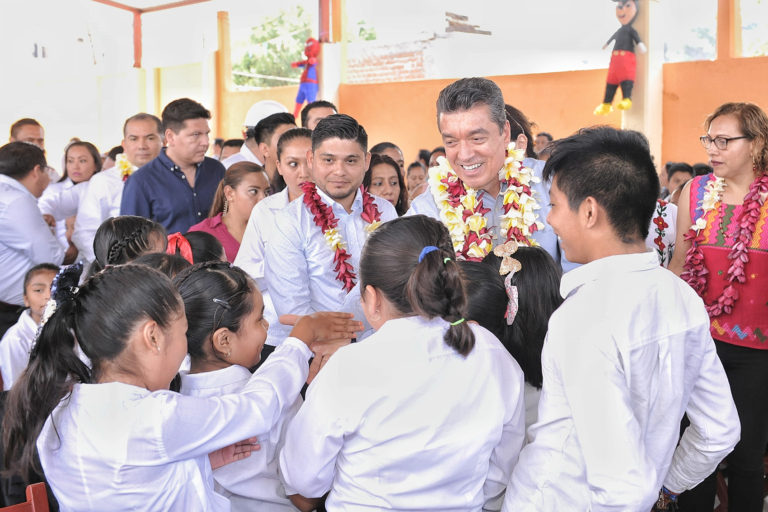 Con entrega de espacios dignos y seguros, celebra Rutilio Escandón el Día del Niño