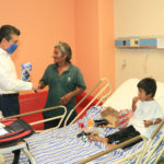 En el Día del Niño, visita Rutilio Escandón a pacientes del Hospital Pediátrico