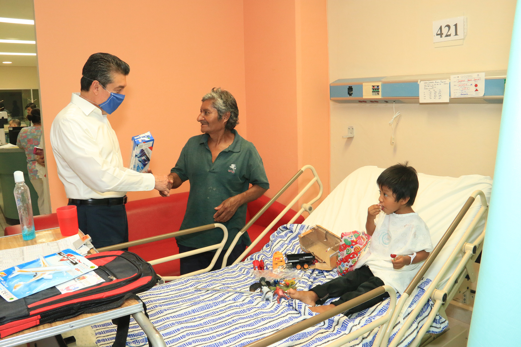 En el Día del Niño, visita Rutilio Escandón a pacientes del Hospital Pediátrico