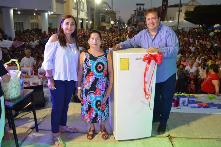 Mariano Rosales echa la casa por la ventana en magno festejo a las reinas del hogar