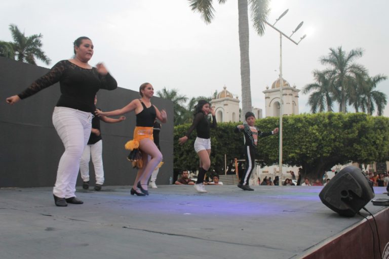 FAMILIAS DISFRUTARON LOS FINES DE SEMANA CULTURALES EN EL PARQUE CENTRAL DE TAPACHULA