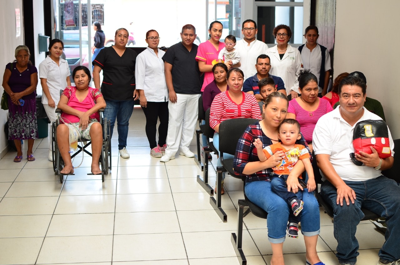 Mariano Rosales y su esposa Margarita Sarmiento realizan campaña a Bajo Costo de Medicina Física y Rehabilitación