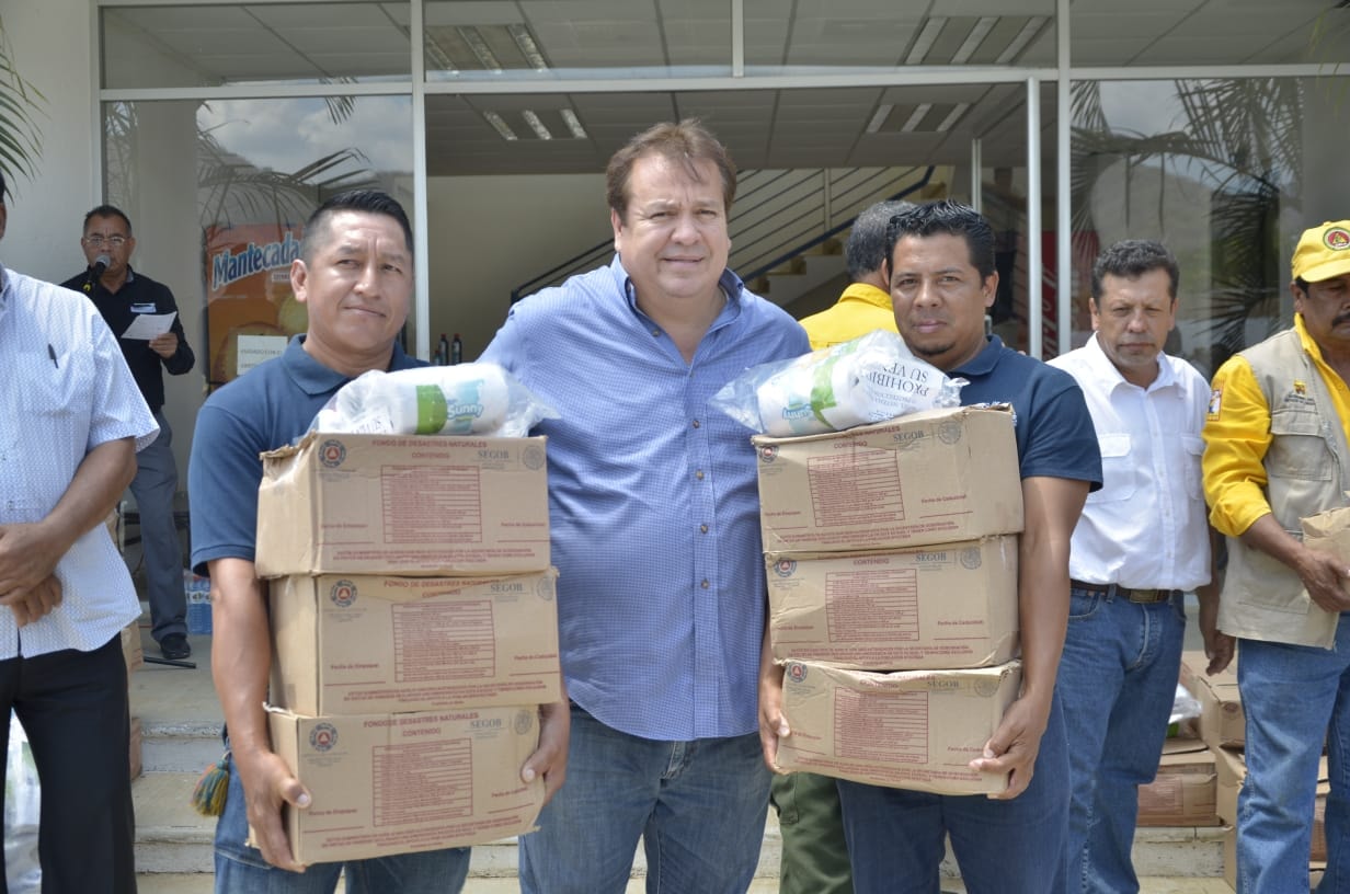 Entrega Mariano Rosales ayuda humanitaria a combatientes de incendios forestales