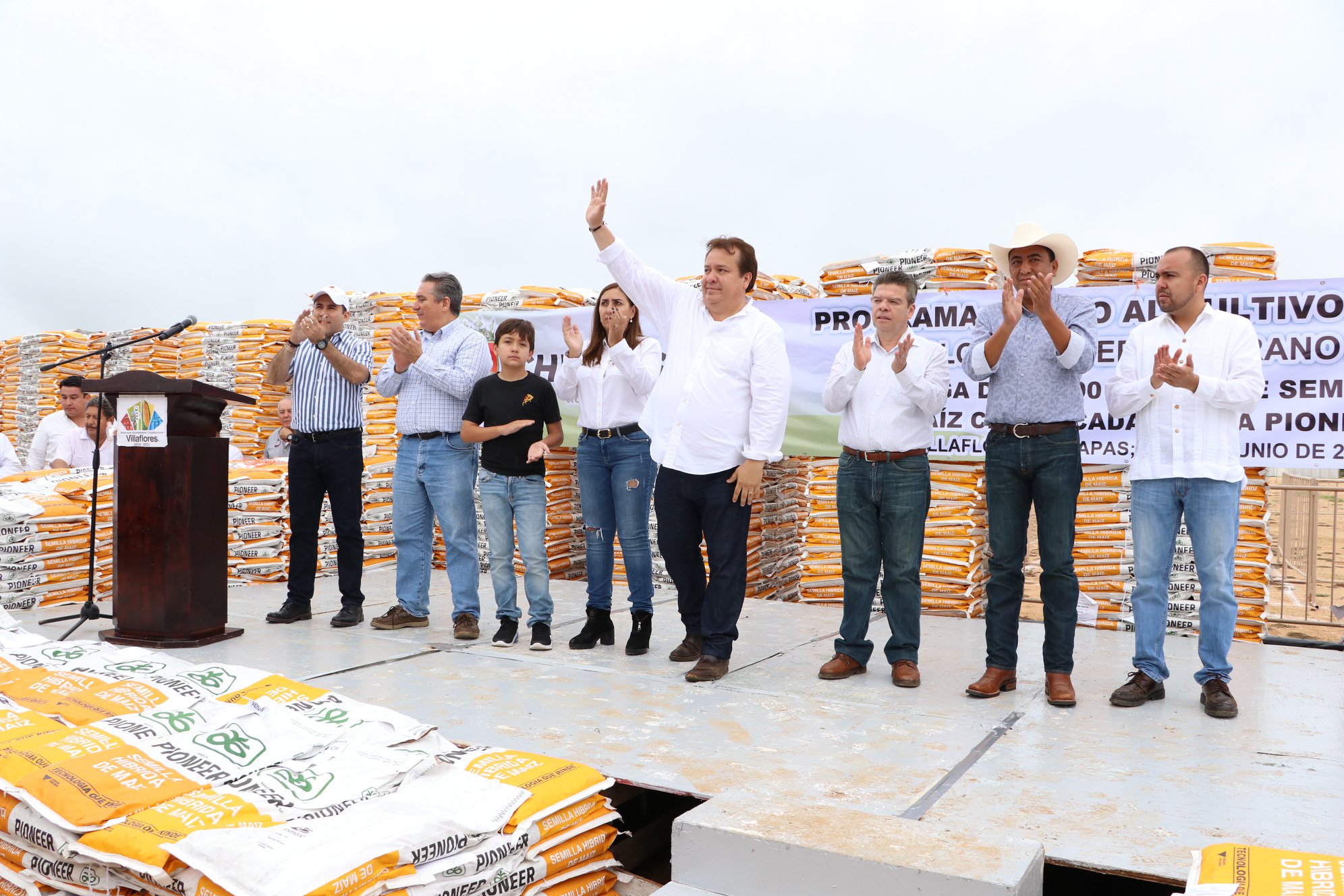 Entrega Mariano Rosales Zuarth 10 mil bolsas de semillas de maíz de la marca Pioneer