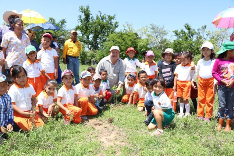 Mariano Rosales Zuarth se suma a la campaña de reforestación