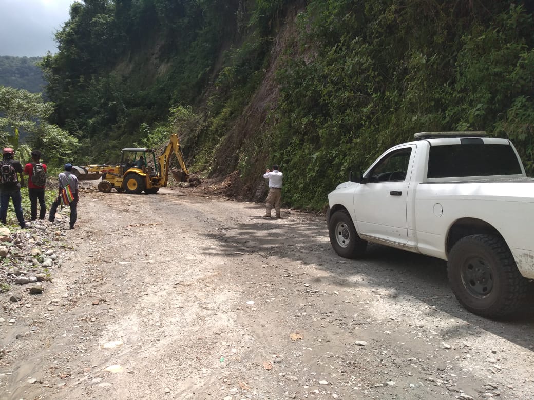 Por indicaciones del Presidente Óscar Gurría Penagos realizan trabajos de limpieza en las carreteras de la zona alta