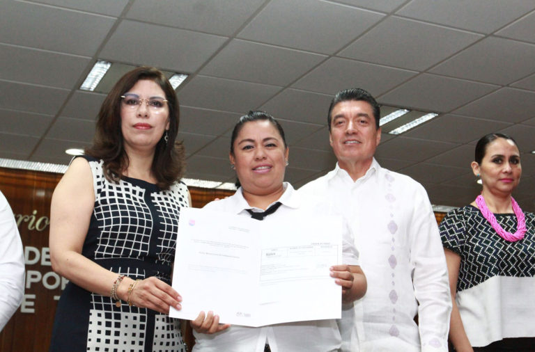 Entrega Rutilio Escandón 86 mdp a mil 811 Escuelas de Tiempo Completo