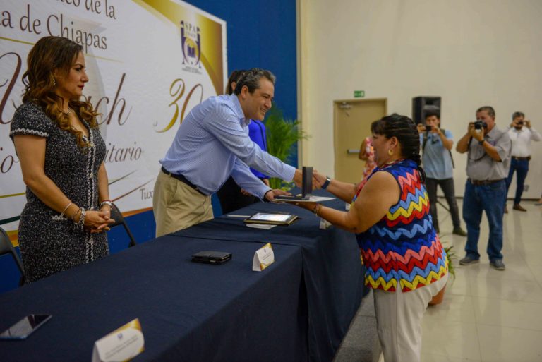 Reconocen en la UNACH la trayectoria de académicos con 25 y 30 años de servicio